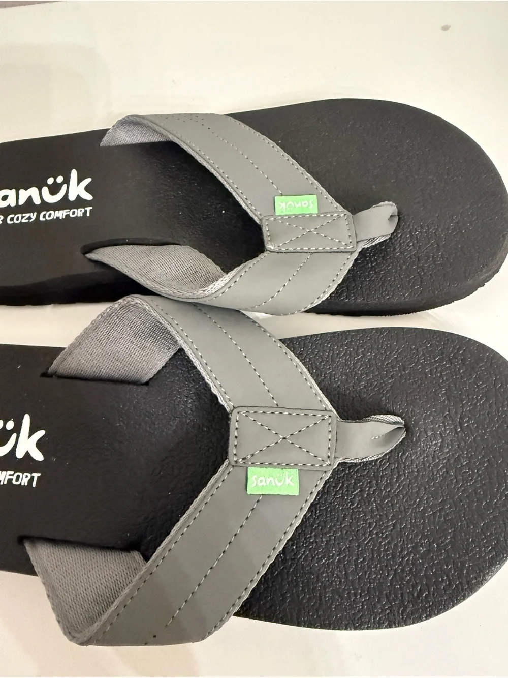 Sanuk Beer Cozy Comfort Flip Flops Gray Black Sandals Men’s Size 8 Beach Casual